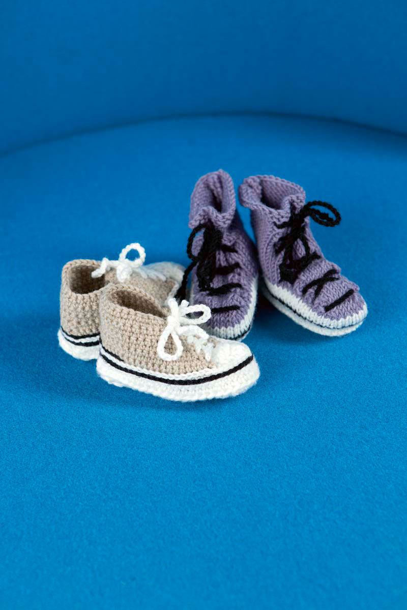 Babyfinkli gestrickt mit langer Schnürung